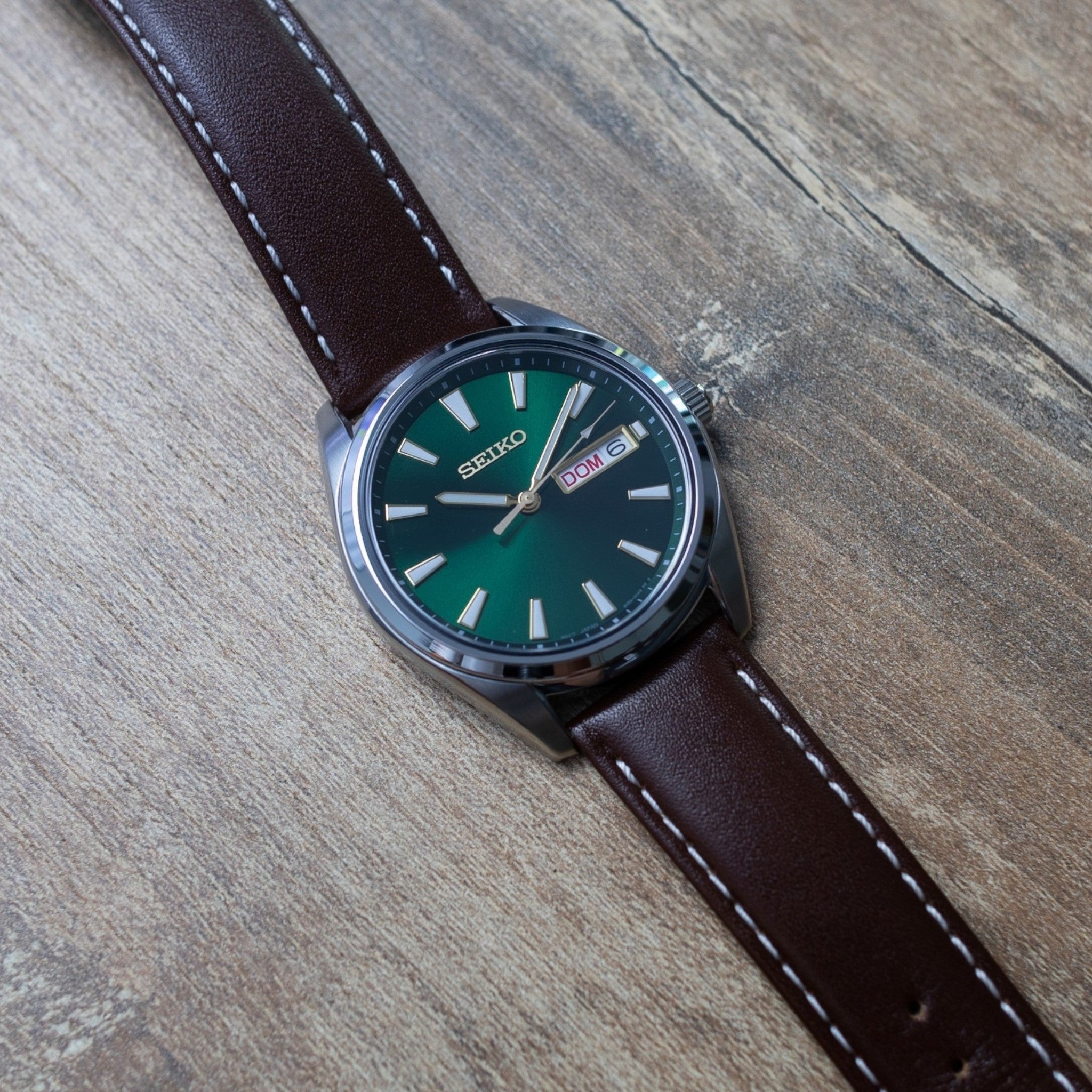 Seiko Neo Classic Orologio Uomo SUR449P1 – Doppio Calendario (Giorno E Data), Cinturino Marrone, Quarzo